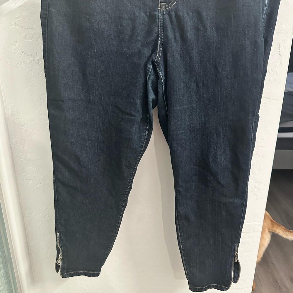 Torrid Women's blue capri  Jeans